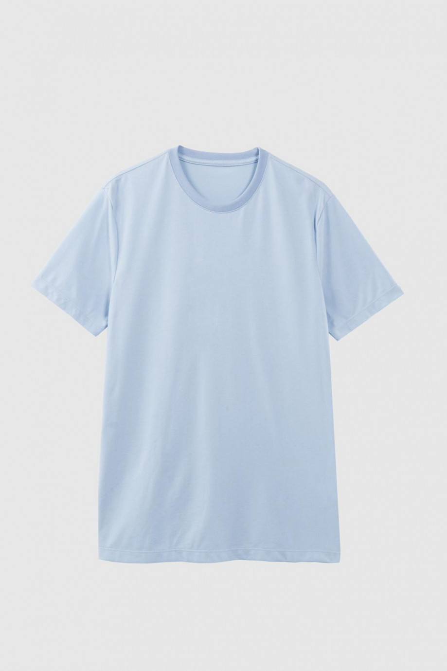 Camiseta azul clara cuello redondo con texto blanco en espalda