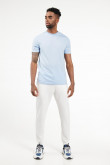 Camiseta azul clara cuello redondo con texto blanco en espalda