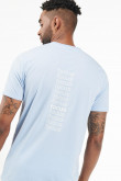 Camiseta azul clara cuello redondo con texto blanco en espalda