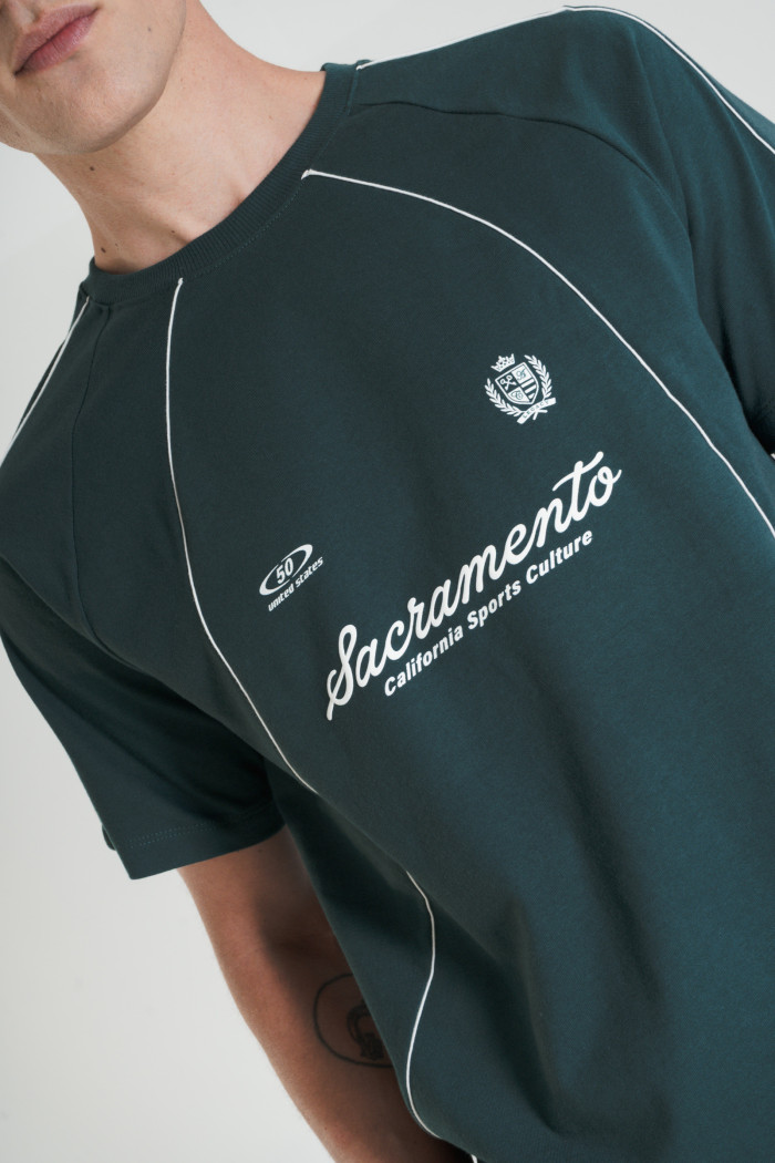 Camiseta verde manga ranglan college con líneas blancas
