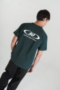 Camiseta verde manga ranglan college con líneas blancas
