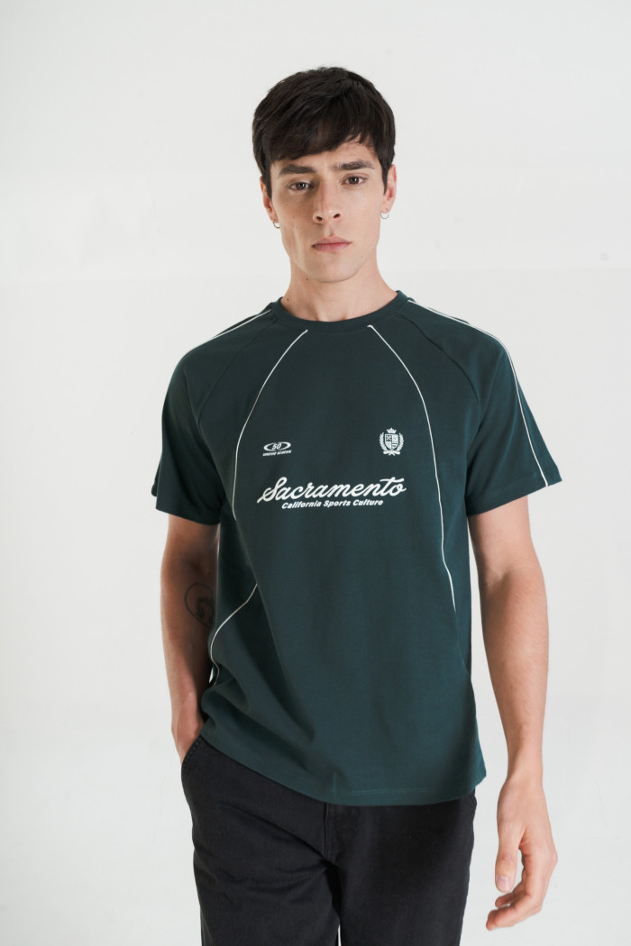 Camiseta verde manga ranglan college con líneas blancas
