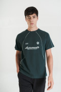 Camiseta verde manga ranglan college con líneas blancas

