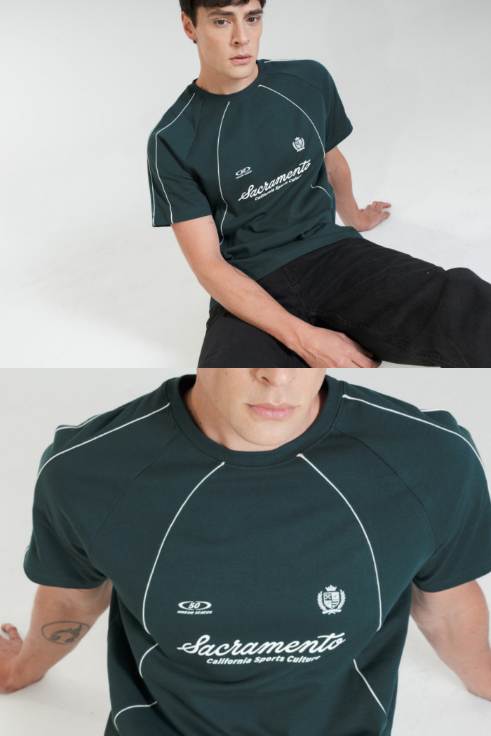 Camiseta verde manga ranglan college con líneas blancas
