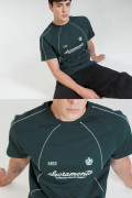 Camiseta verde manga ranglan college con líneas blancas
