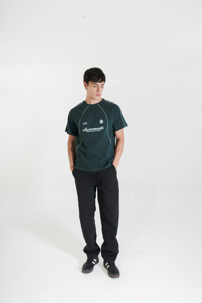 Camiseta verde manga ranglan college con líneas blancas
