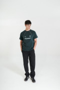 Camiseta verde manga ranglan college con líneas blancas

