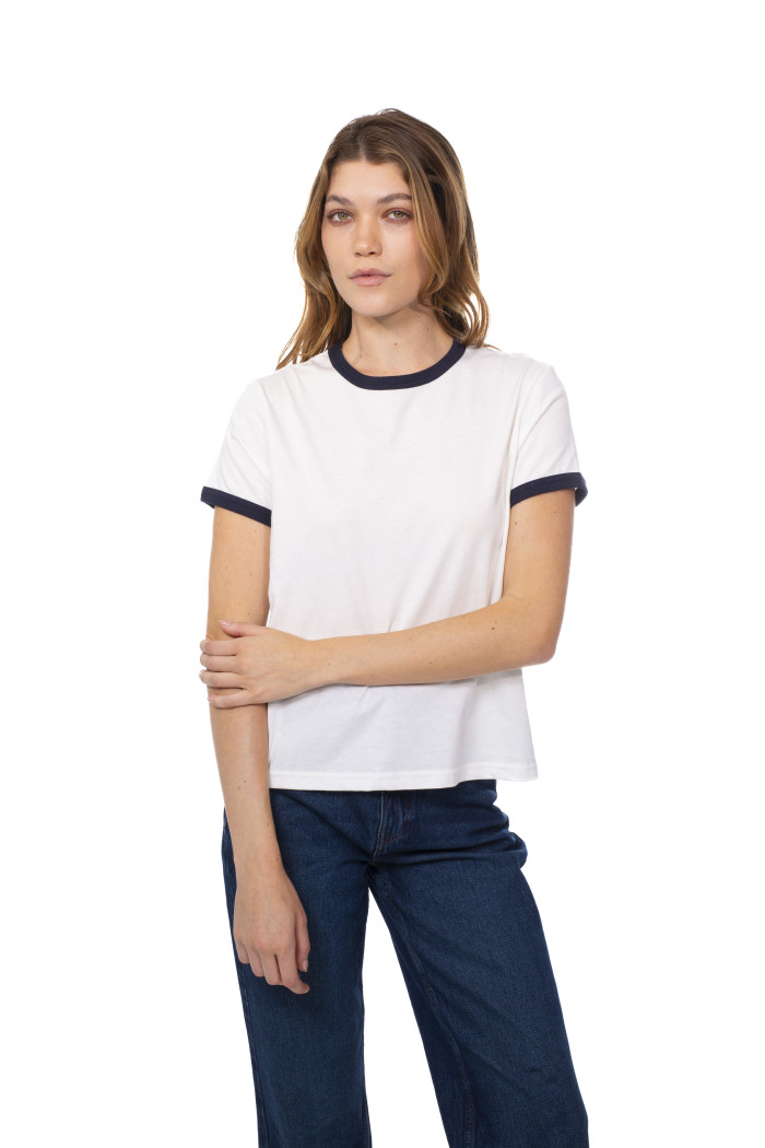 Camiseta crema clara con contrastes negros y manga corta

