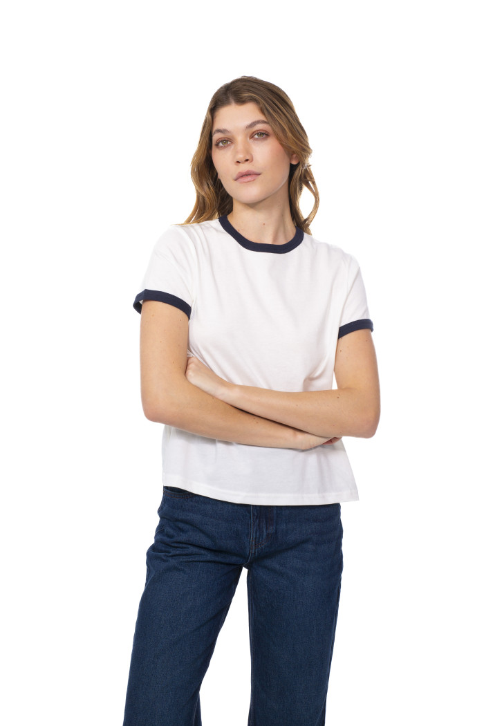 Camiseta crema clara con contrastes negros y manga corta
