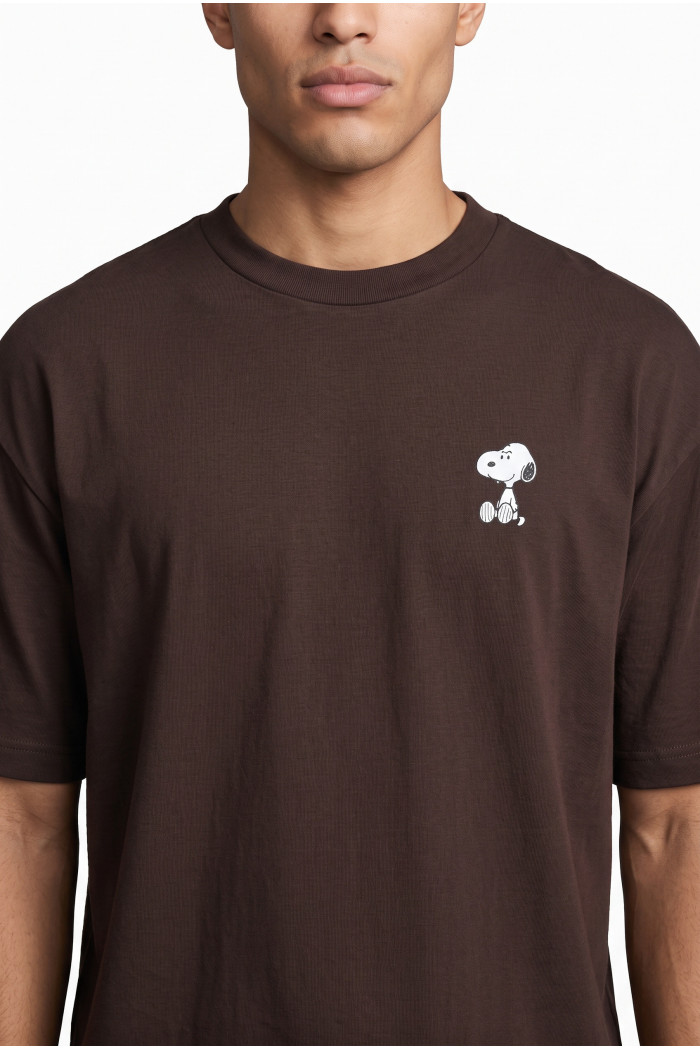 Camiseta café manga corta con diseños de Snoopy

