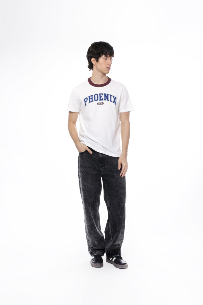 Camiseta crema clara college con cuello redondo rojo
