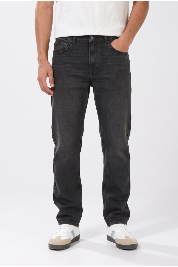 Jean tiro medio baggy infaltables gris intenso con bota ancha

