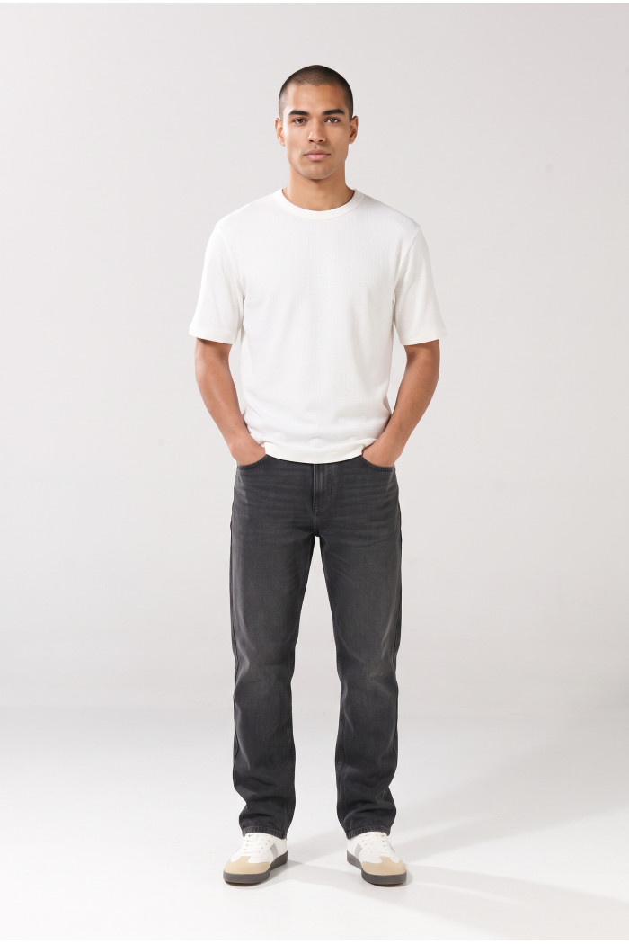 Jean tiro medio baggy infaltables gris intenso con bota ancha
