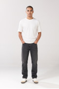 Jean tiro medio baggy infaltables gris intenso con bota ancha
