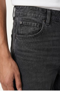 Jean tiro medio baggy infaltables gris intenso con bota ancha
