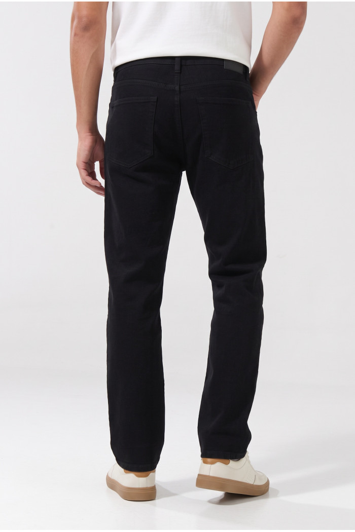 Jean 90´S infaltables bota recta negro con tiro bajo
