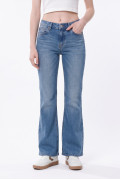 Jean flare azul medio con bota ancha, desgastes y bolsillos
