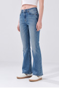 Jean flare azul medio con bota ancha, desgastes y bolsillos
