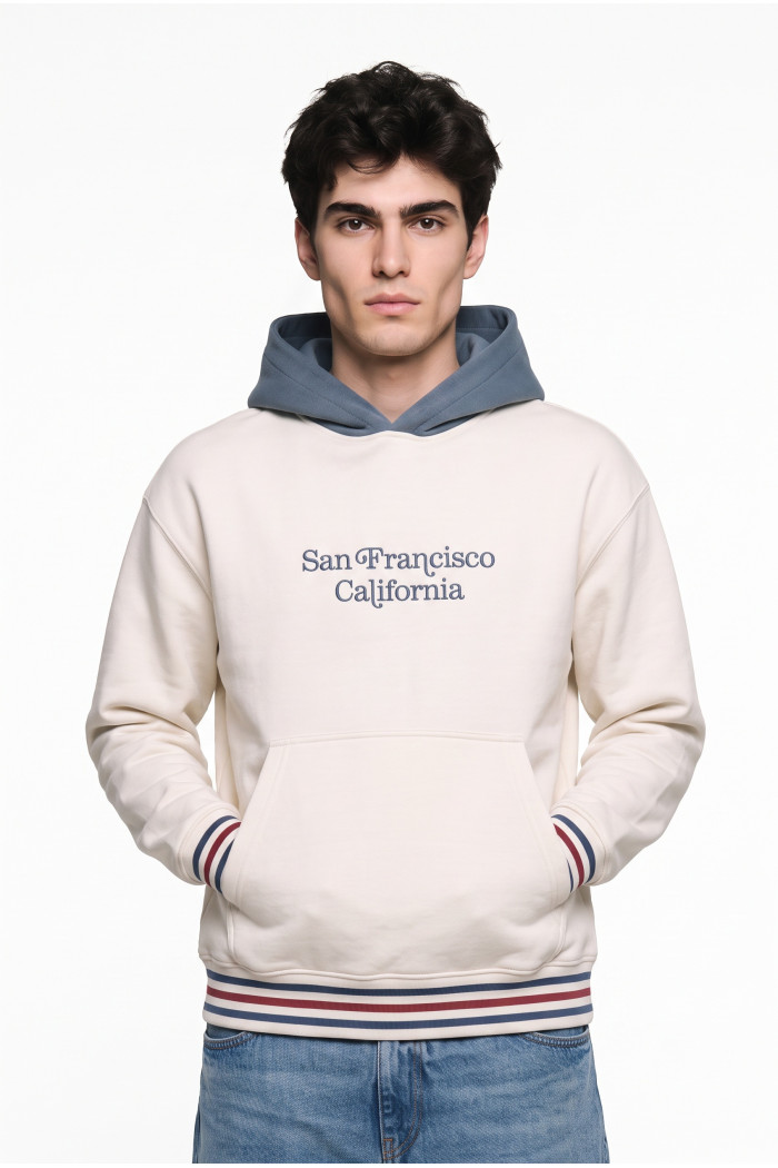 Buzo college crema oversize con capota en contraste
