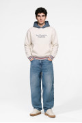 Buzo college crema oversize con capota en contraste
