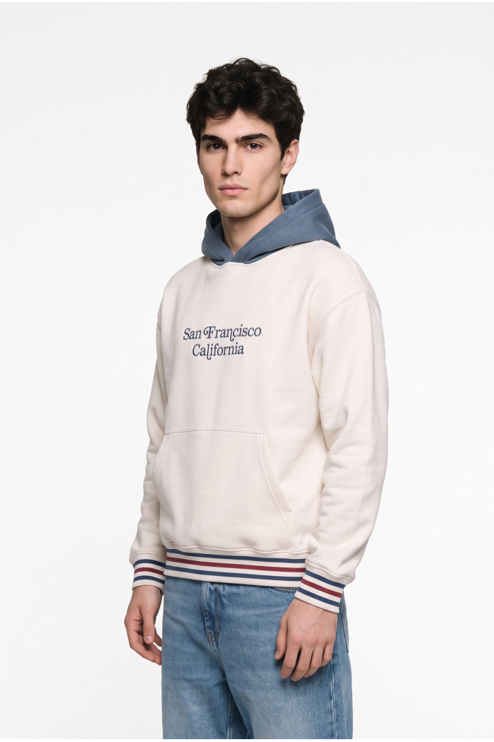 Buzo college crema oversize con capota en contraste
