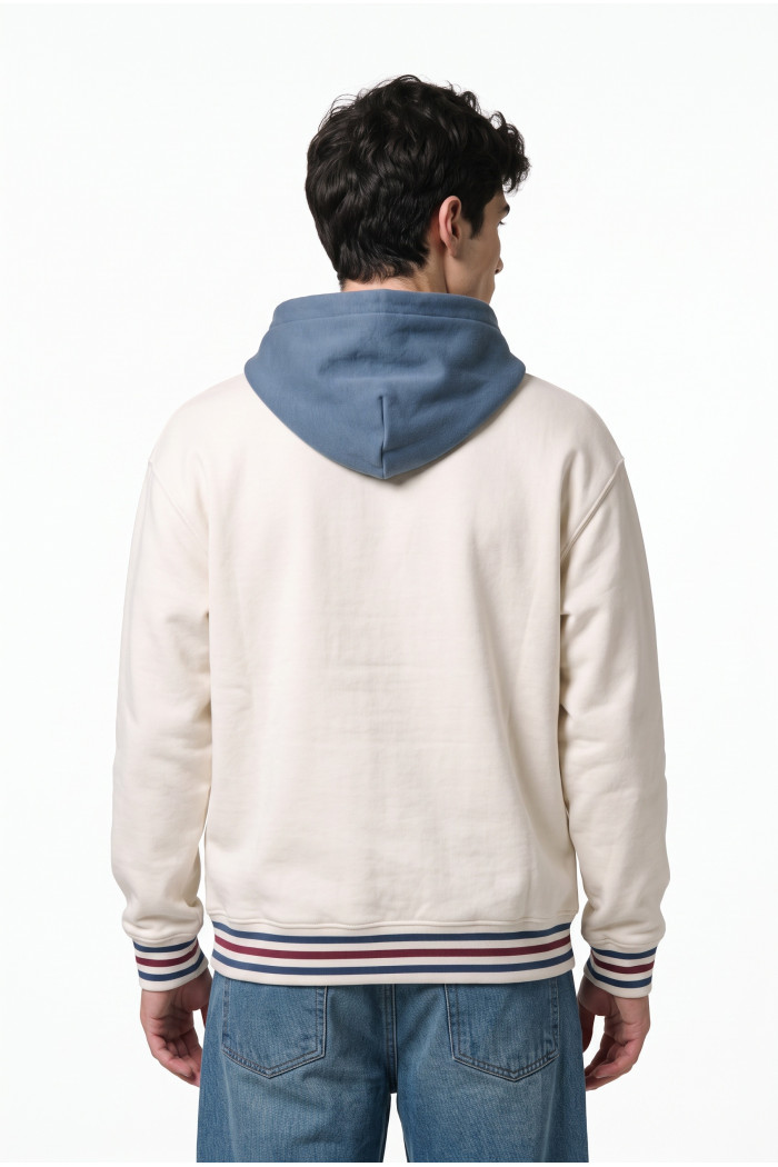 Buzo college crema oversize con capota en contraste
