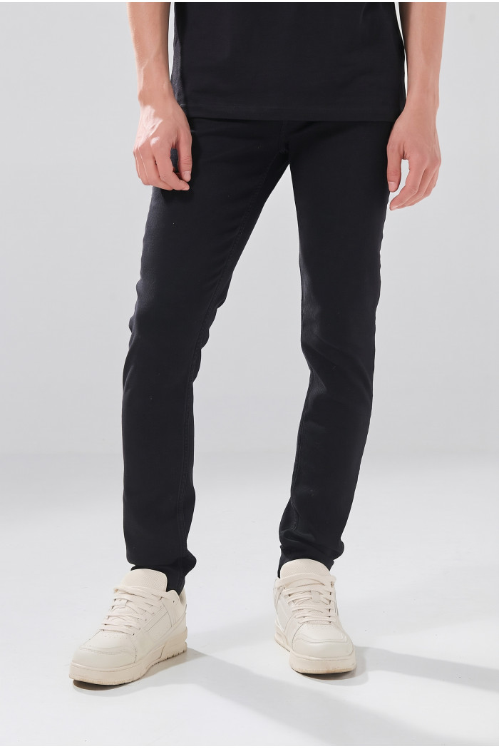Jean negro infaltables skinny 5 bolsillos con tiro bajo
