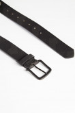 Cinturón en cuerina negro con hebilla metálica cuadrada