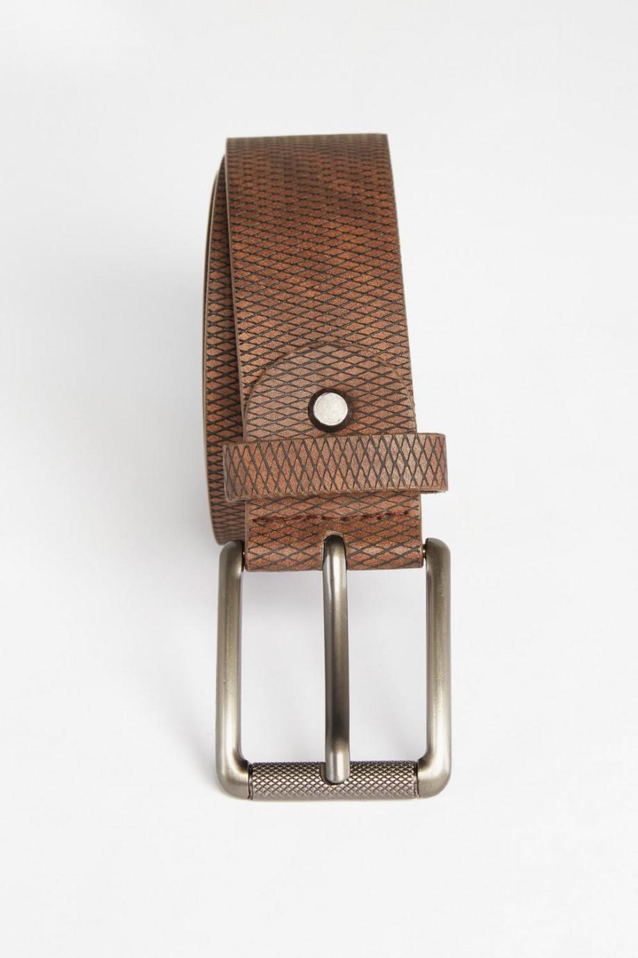 Este cinturón color café oscuro para hombre con textura y hebilla metálica cuadrada y esta hecho en sintetico, es exclusivo de K