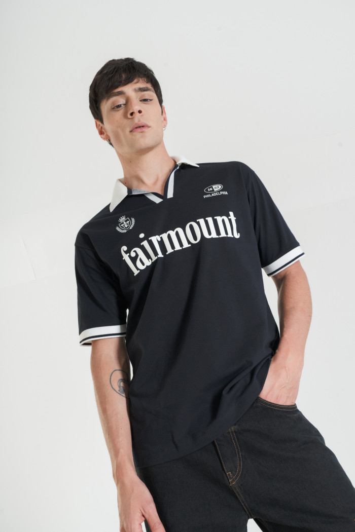 Camiseta azul intensa con cuello polo y arte college
