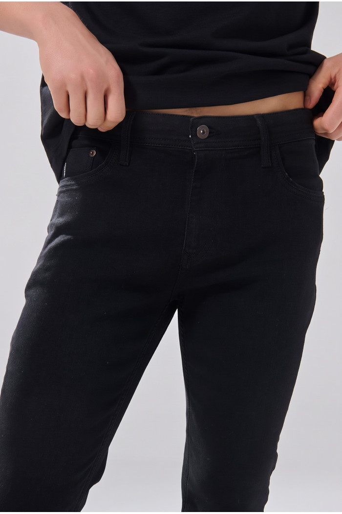Jean negro infaltables skinny 5 bolsillos con tiro bajo
