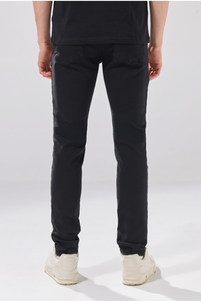 Jean negro infaltables skinny 5 bolsillos con tiro bajo
