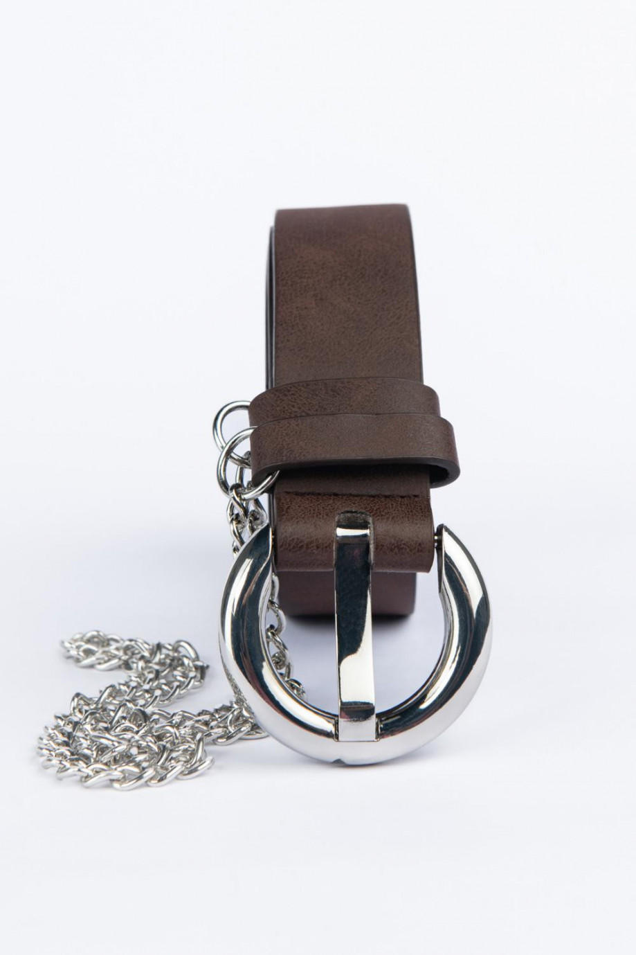 Cinturón sintético unicolor con hebilla y cadena decorativa