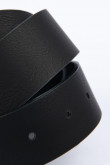 Cinturón sintético negro con hebilla, puntera y trabilla grabadas