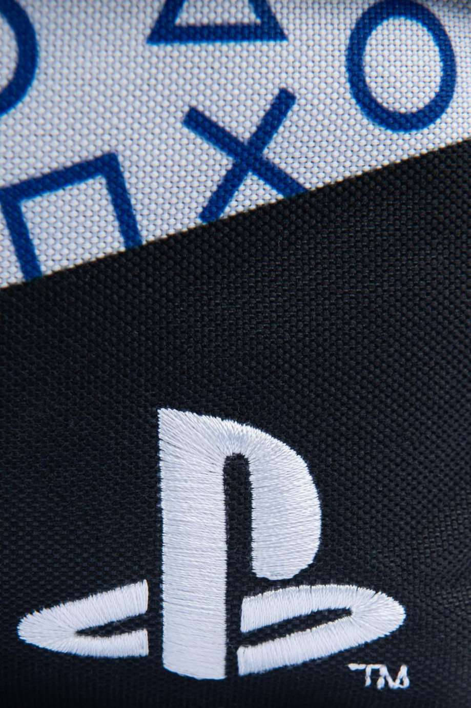 Maleta negra con diseños de PlayStation estampados