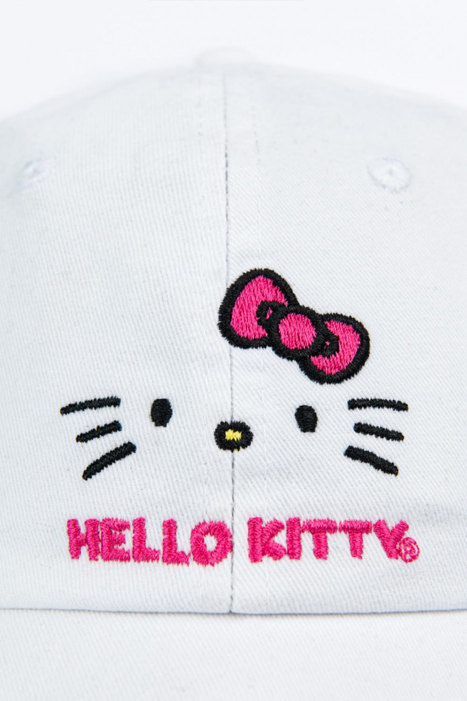 Cachucha blanca con bordado de Hello Kitty en frente
