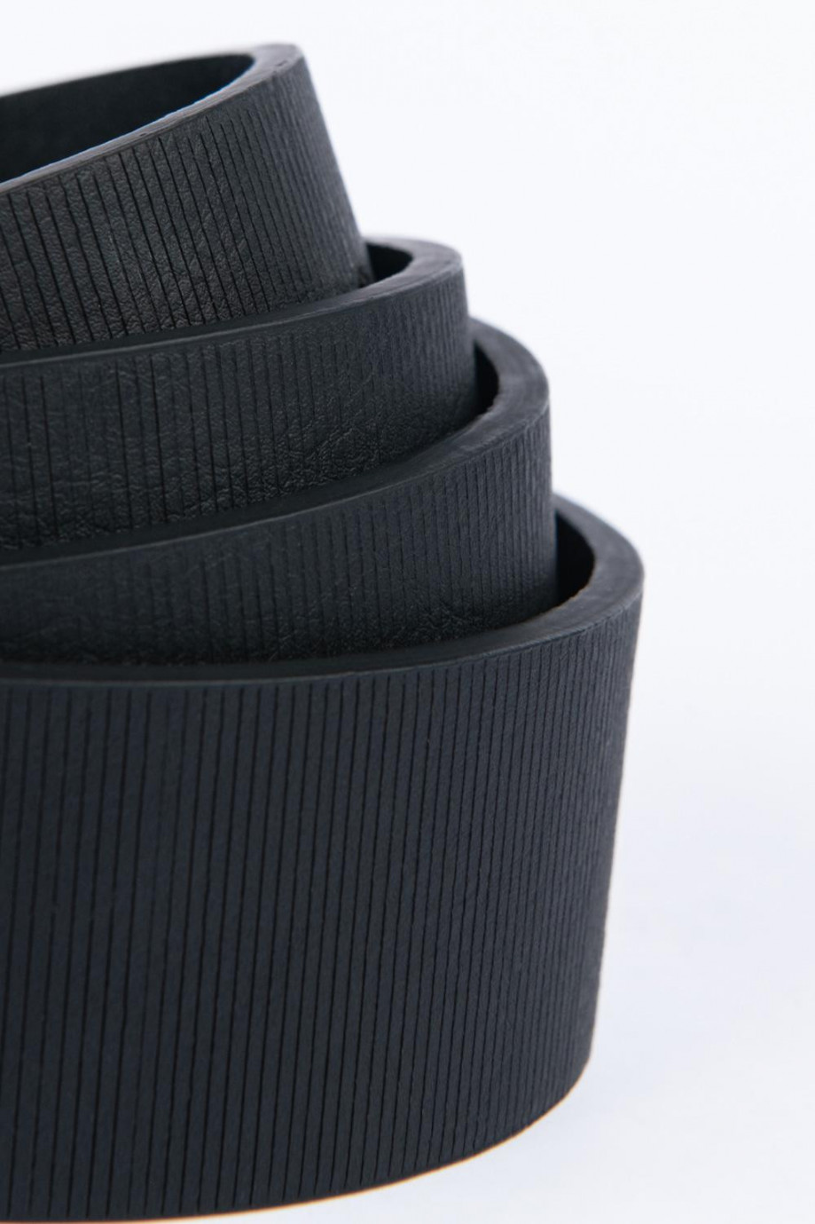 Cinturón sintético negro con hebilla metálica y textura de líneas