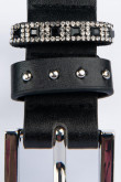 Cinturón liso negro con hebilla cuadrada y doble pasador con decoraciones