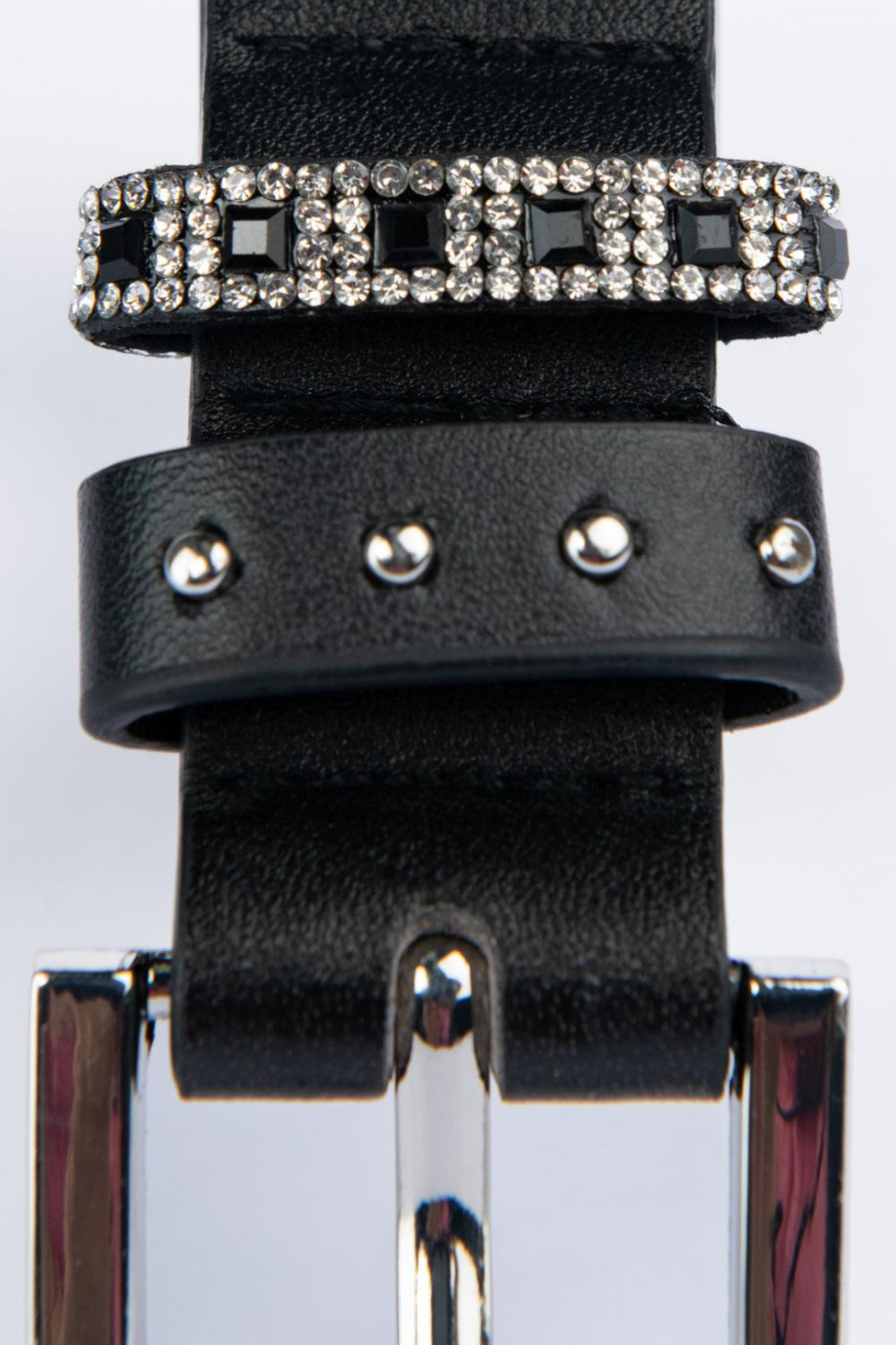Cinturón liso negro con hebilla cuadrada y doble pasador con decoraciones
