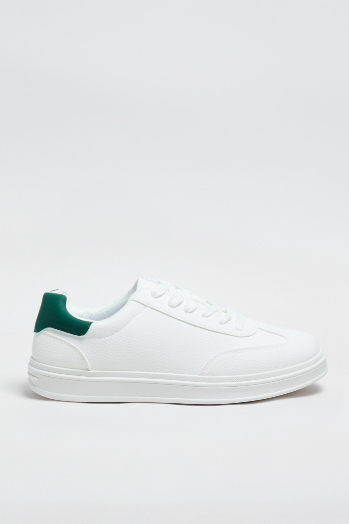 Zapatillas de estilo clásico, suela baja de perfil bajo.
