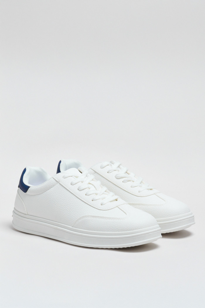 Zapatillas de estilo clásico, suela baja de perfil bajo.