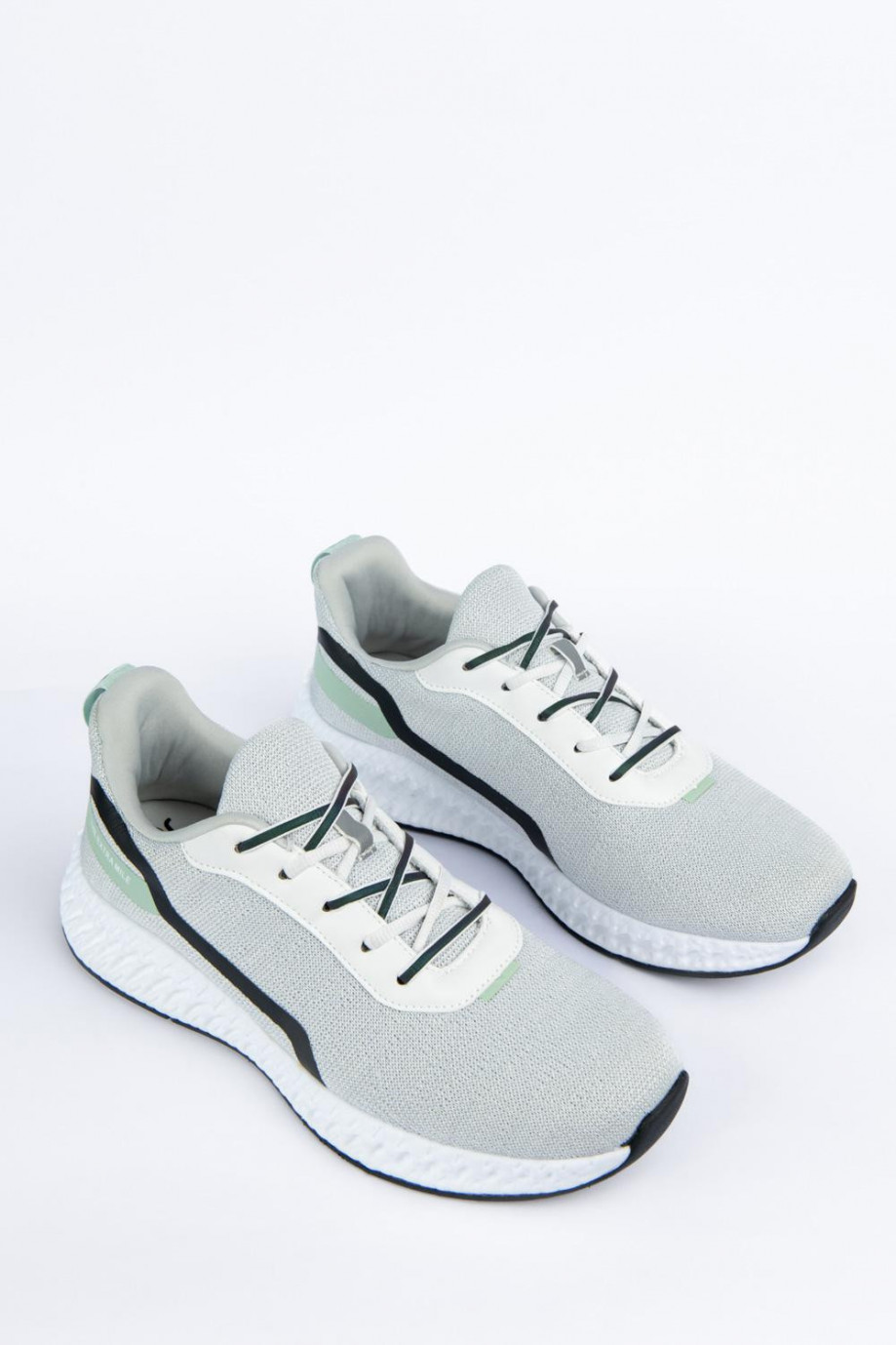 Tenis deportivos unicolores con diseño de líneas en contraste