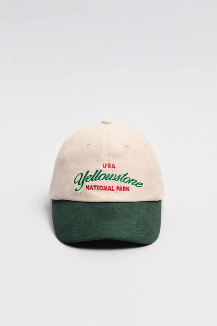 Gorra beisbolera color crema sin refuerzo, sistema de cierre plástico y con bordado de "Dos Senderos".