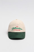 Gorra beisbolera color crema sin refuerzo, sistema de cierre plástico y con bordado de "Dos Senderos".