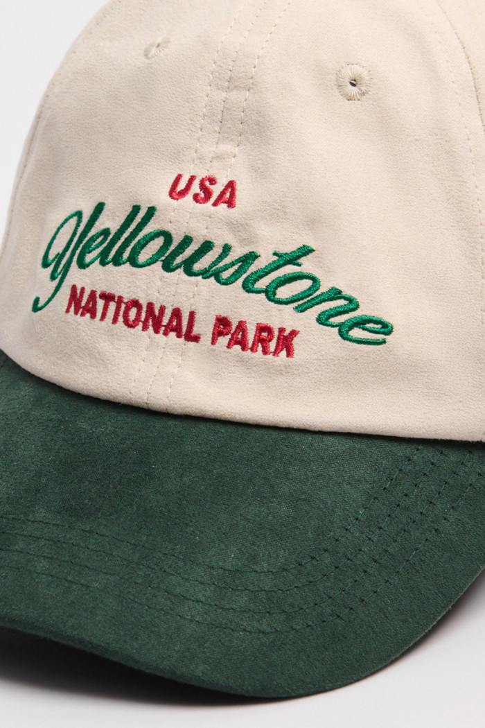 Gorra beisbolera color crema sin refuerzo, sistema de cierre plástico y con bordado de "Dos Senderos".