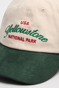 Gorra beisbolera color crema sin refuerzo, sistema de cierre plástico y con bordado de "Dos Senderos".