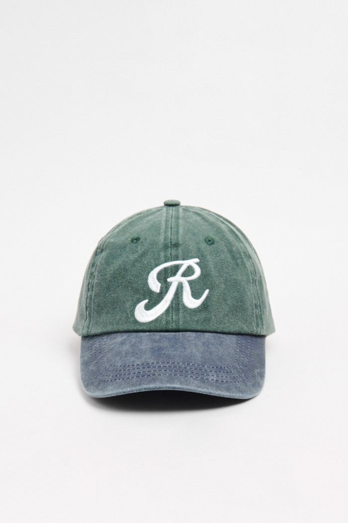 Gorra beisbolera color verde sin refuerzo, sistema de cierre trabilla y con bordado de "R".