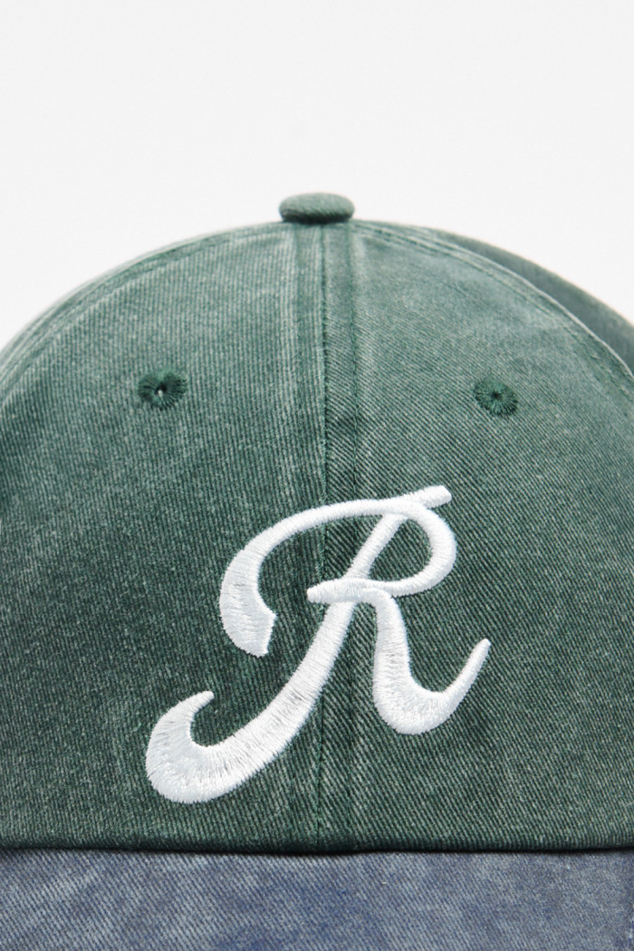 Gorra beisbolera color verde sin refuerzo, sistema de cierre trabilla y con bordado de "R".