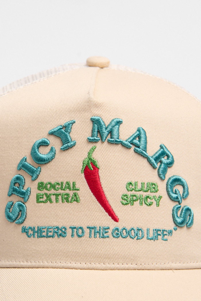Cachucha trucker con refuerzo, cierre plástico y en color crema con bordado aplique "Spicy Margs".