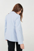 Blazer en tela unicolor con charreteras y frente abierto